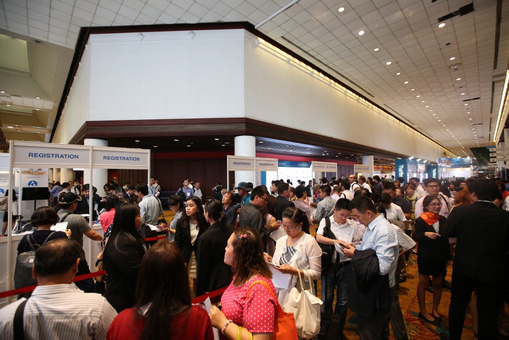 PAT35734_Crowd