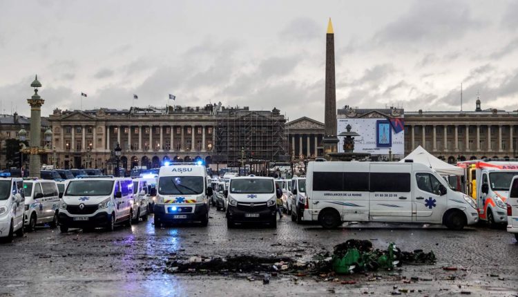Emergency Live | Paris: ambulances join Yellow Jackets in the protest against French government reforms image 3