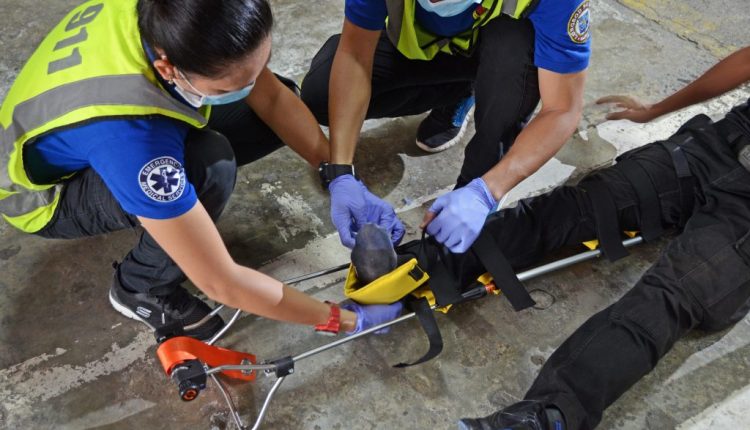 Emergency Live | 10 Steps to perform a Correct Spinal Immobilization of a Trauma Patient image 9