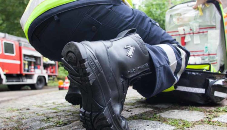 इमरजेंसी लाइव | एम्बुलेंस पेशेवरों और ईएमएस श्रमिकों की छवि के लिए काम करने वाले जूते की तुलना 8