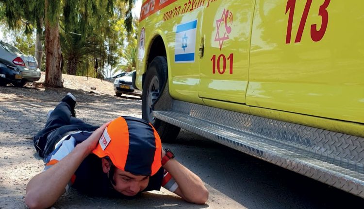 Acil Durum Canlı | EMS Savaşta: İsrail'e Roket Saldırısı Sırasında Kurtarma Hizmetleri image 1