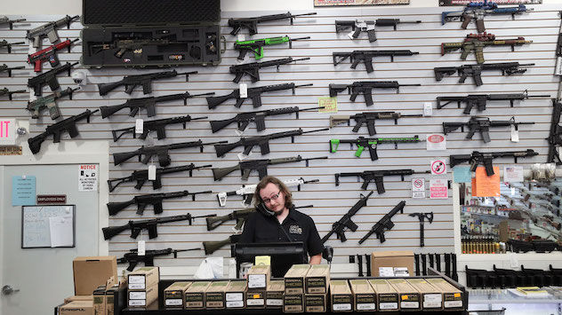 Emergency Live | SARS-COV-2: Afraid of coronavirus, Americans buy guns
