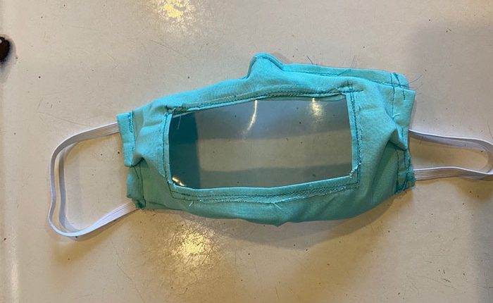 Emergency Live | A student and her mum sew transparent masks for the deaf image 2