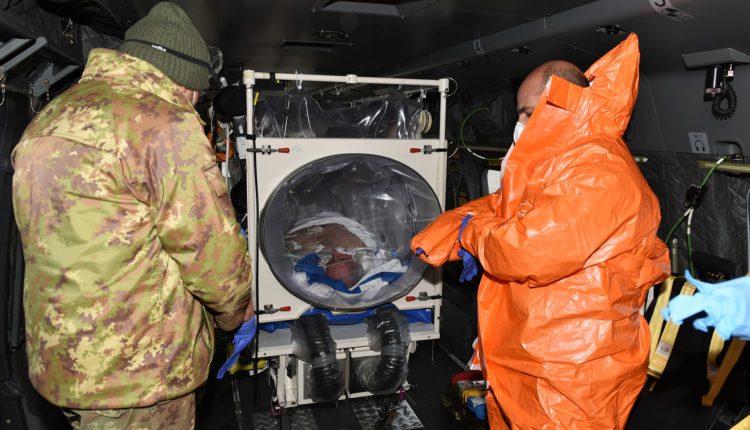 COVID-19, patient dans un état grave transporté en confinement biologique par un hélicoptère Air Force HH-101 PHOTOGALLERY 2