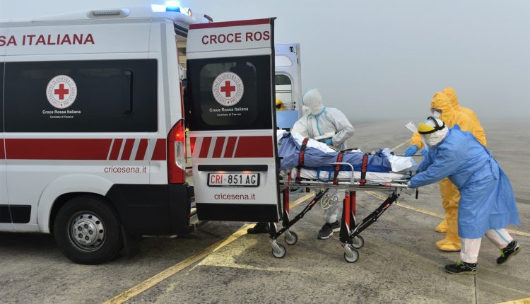 COVID-19, patient dans un état grave transporté en confinement biologique par un hélicoptère Air Force HH-101 PHOTOGALLERY 6