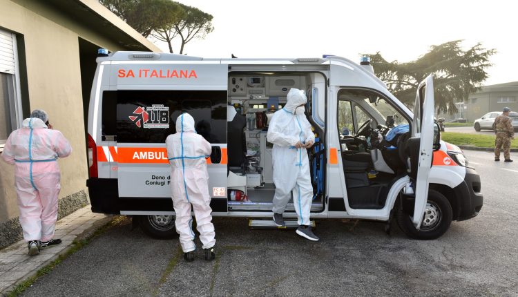 COVID-19, patient dans un état grave transporté en confinement biologique par un hélicoptère Air Force HH-101 PHOTOGALLERY 3