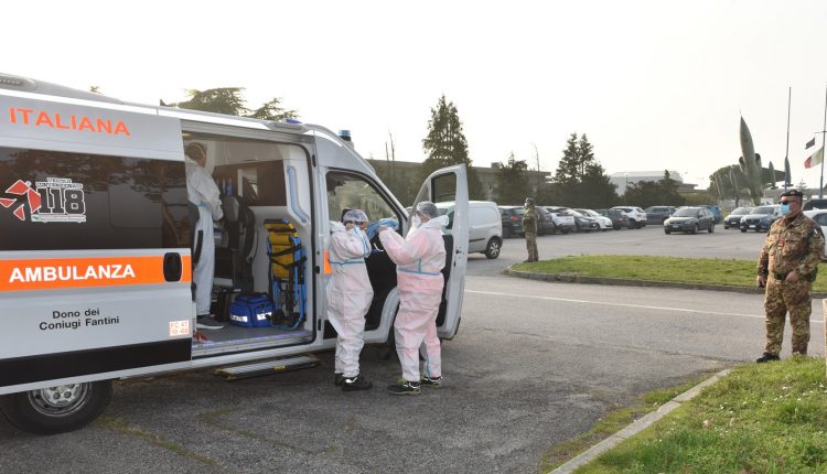 COVID-19, pacjent w ciężkim stanie, przewożony w izolacji biologicznej helikopterem Sił Powietrznych HH-101 FOTOGALERIA 4