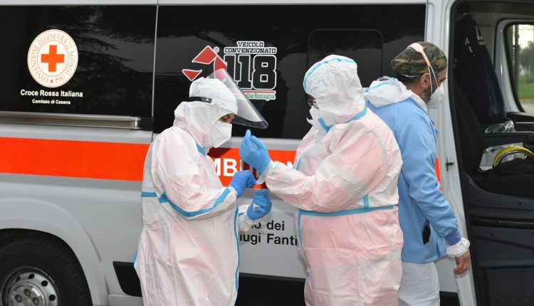 COVID-19, patient dans un état grave transporté en confinement biologique par un hélicoptère Air Force HH-101 PHOTOGALLERY 7