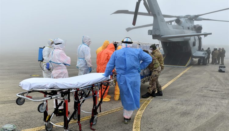 COVID-19, pacjent w ciężkim stanie, przewożony w izolacji biologicznej helikopterem Sił Powietrznych HH-101 FOTOGALERIA 11