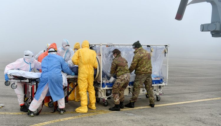 COVID-19, patient dans un état grave transporté en confinement biologique par un hélicoptère Air Force HH-101 PHOTOGALLERY 8