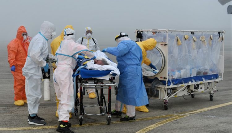 COVID-19, Patient in schwerem Zustand, der mit einem Hubschrauber der Luftwaffe HH-101 im Biocontainment transportiert wurde FOTOGALERIE 9