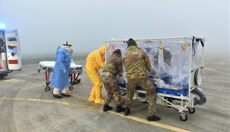 COVID-19, patiënt in ernstige toestand vervoerd in biocontainment door een luchtmacht HH-101 helikopter FOTOGALERIJ 10