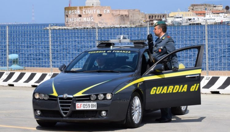 Messina (Italy), GdF nails ambulance driver: 30 kg of marijuana onboard / VIDEO