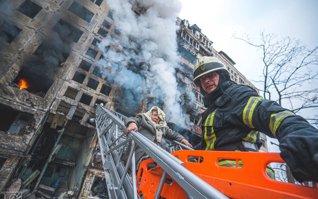 Спасенные украинцы. Спасатели Украины. Наслаждается взрывом.