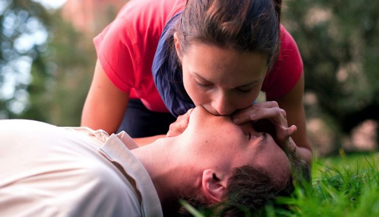 Mouth-to-mouth resuscitation: when to do it and how to do it