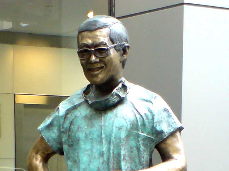 Victor_Chang_bronze_statue_Klarfeld